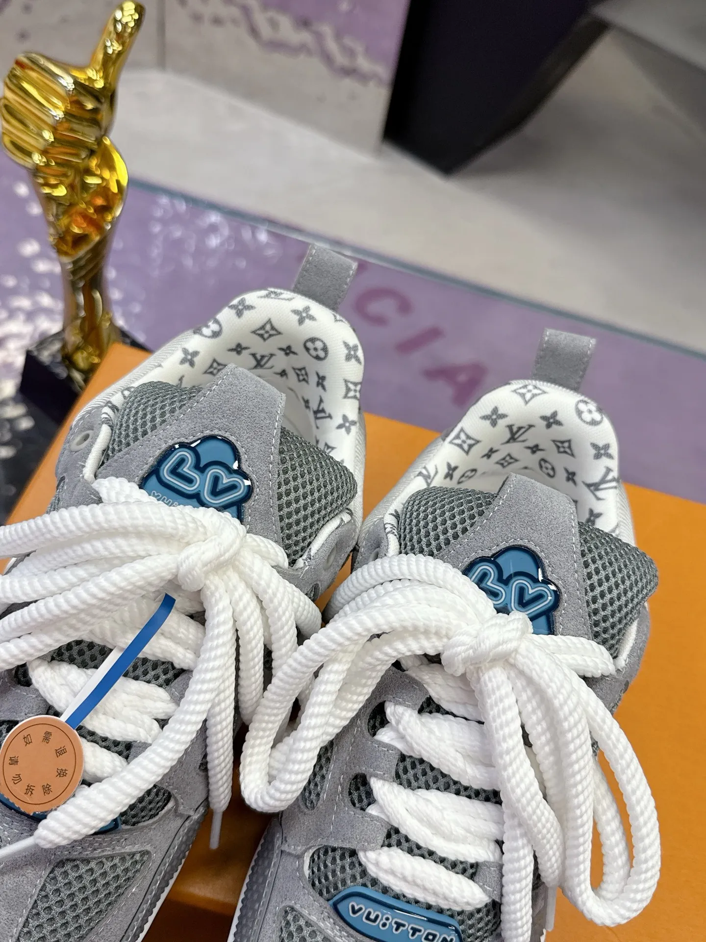 Factory price: 760💰 𝙇𝙑 𝟐𝟎𝟐5 𝐒𝐒 𝐧𝐞𝐰 Officially synchronized new colors💗 Louis Vuitton catwalk skateboard shoes are a hit, LOUIS VUITTON Trainer is undoubtedly one of the most successful Sneakers launched by luxury brands, but the pace of exploration will not stop. LOUISVUITTON will also bring a new series of skateboard shoes in the spring of 2025. The new series in the picture returns to the 90s Chunky Skate Shoes look and feel. The uppers are made of leather and mesh. The fat silhouette and thick shoelaces are very eye-catching. It is expected to have quite a few colors like the Trainer. Judging from the previous DIOR show skate shoes, this chunky style may be even stronger next year.  💎 LV small bread series LV bread shoe series 😘 Couple model Size: Female 35-40 Male 39-44, customized 45, 46